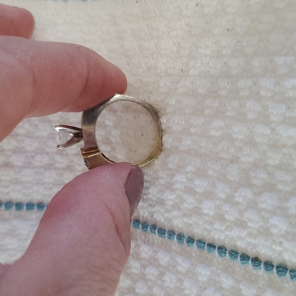 14kt white and yellow gold wedding ring. Round center stone with round stones - Picture 5 of 8